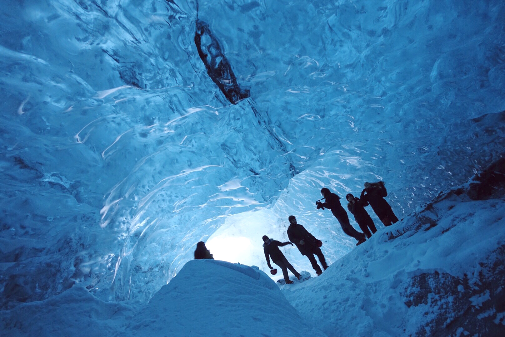 蓝冰洞-冰岛最美艳的冬色